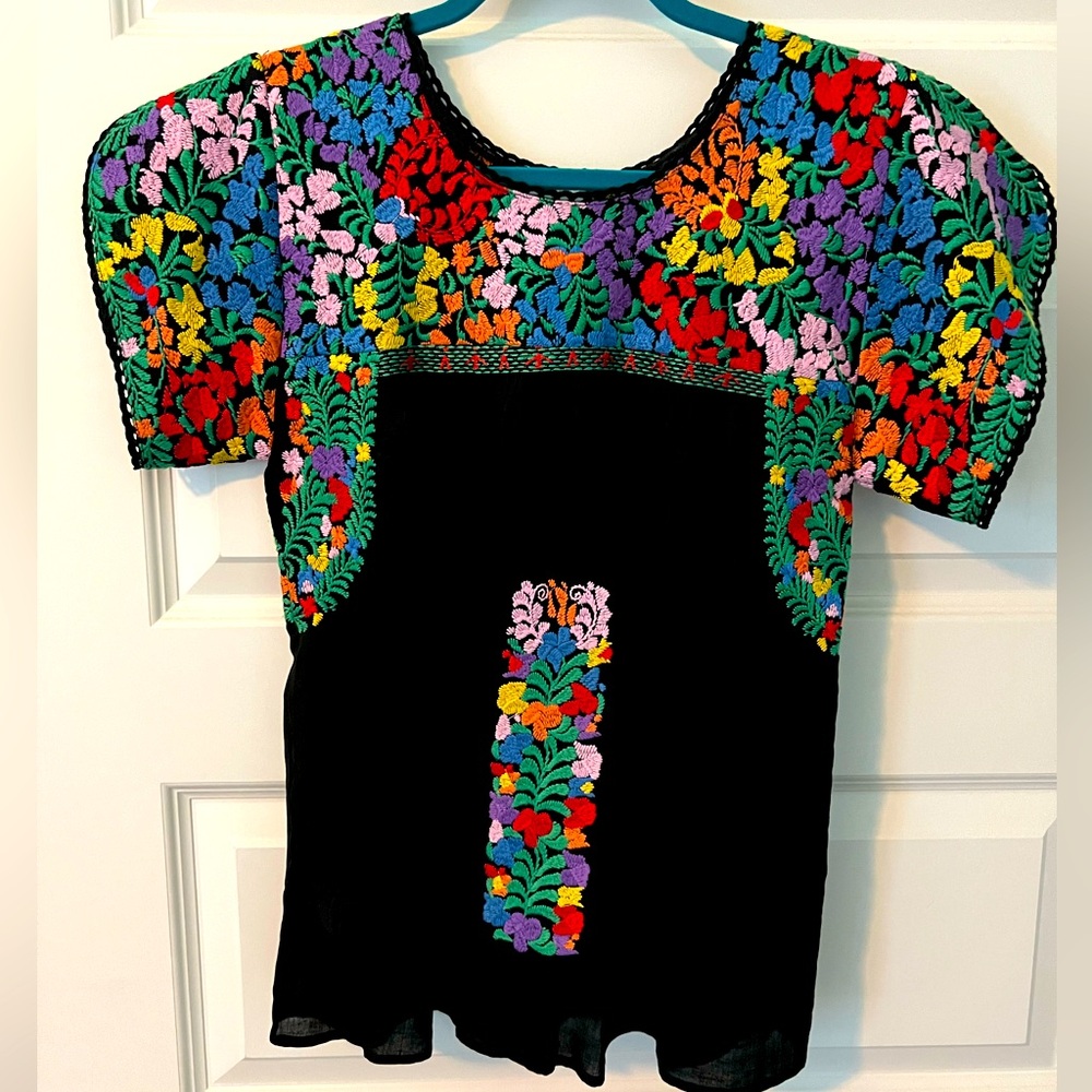 J MARIE EMBROIDERED TOP SIZE SMALL